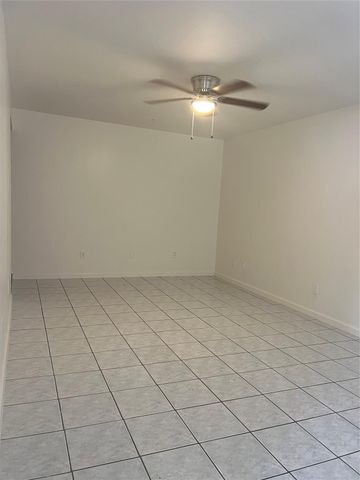 1023 W Snyder St, Alvin, TX 77511