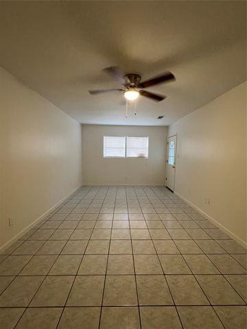 1023 W Snyder St, Alvin, TX 77511