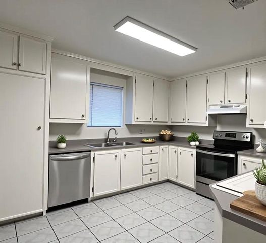 1023 W Snyder St, Alvin, TX 77511