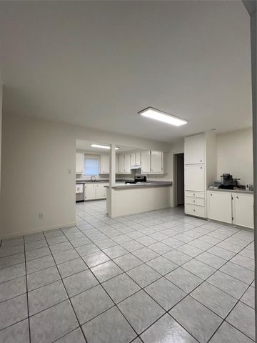 1023 W Snyder St, Alvin, TX 77511