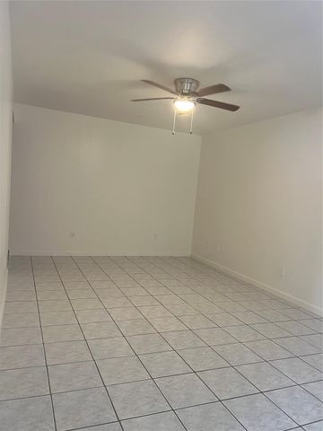 1023 W Snyder St, Alvin, TX 77511