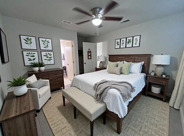 1023 W Snyder St, Alvin, TX 77511