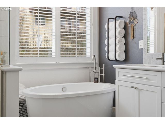 2255 Crestview Dr, West Linn, OR 97068