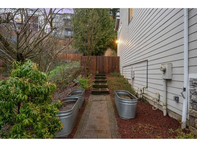 2255 Crestview Dr, West Linn, OR 97068