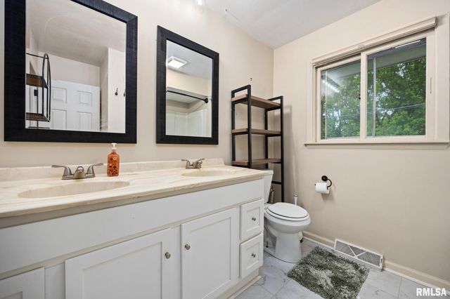 4004 N BROOKRIDGE Place, Peoria, IL 61614