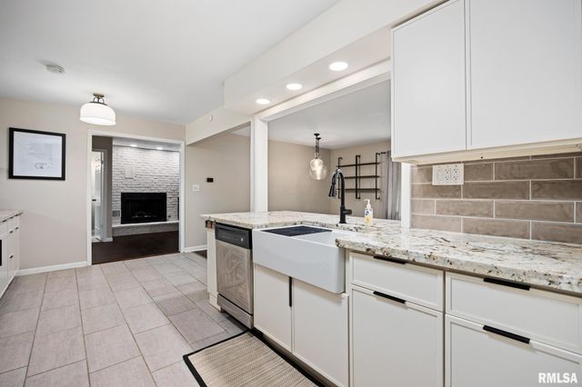 4004 N BROOKRIDGE Place, Peoria, IL 61614