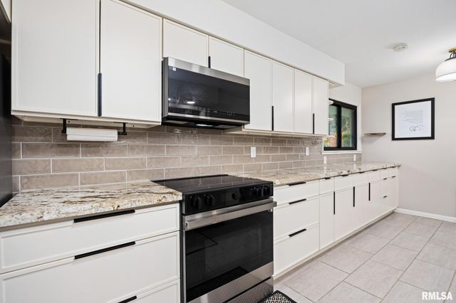 4004 N BROOKRIDGE Place, Peoria, IL 61614