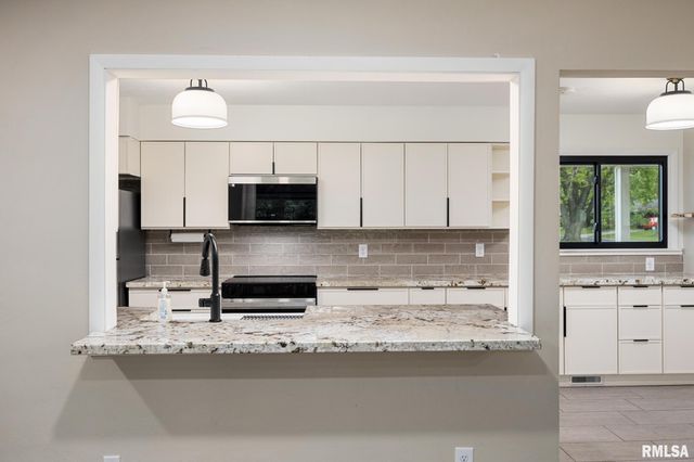4004 N BROOKRIDGE Place, Peoria, IL 61614