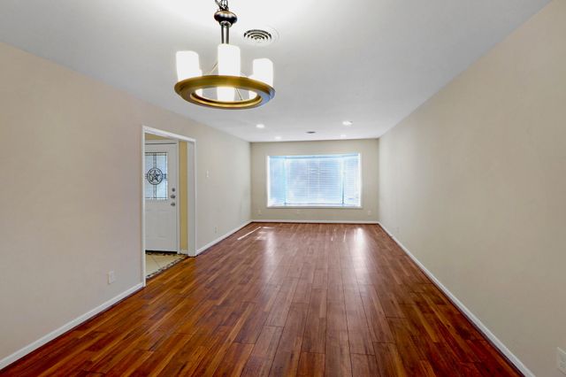 5554 Beechnut Street, Houston, TX 77096