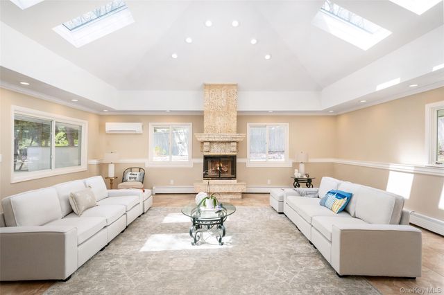 27 Bay Avenue W, Hampton Bays, NY 11946