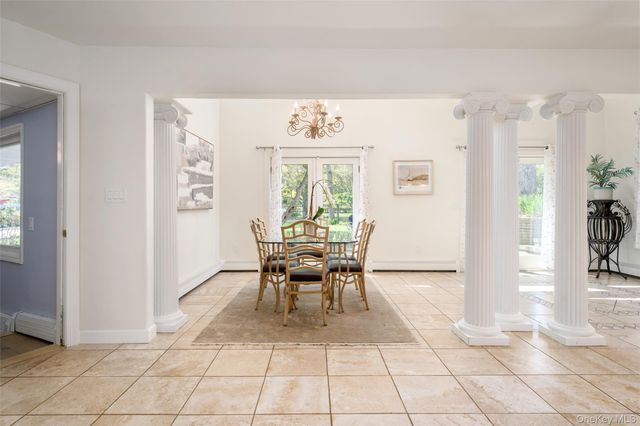 27 Bay Avenue W, Hampton Bays, NY 11946