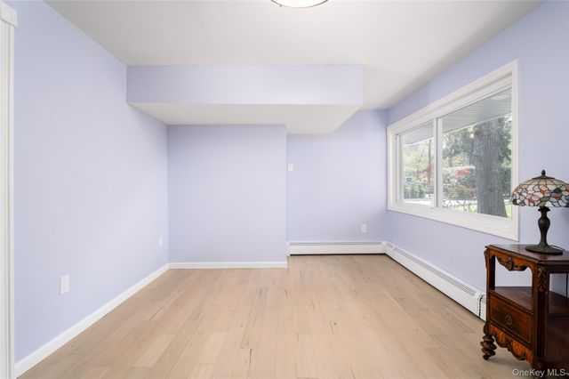 27 Bay Avenue W, Hampton Bays, NY 11946