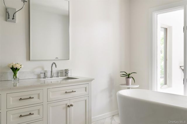 27 Bay Avenue W, Hampton Bays, NY 11946