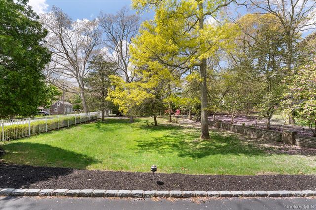 27 Bay Avenue W, Hampton Bays, NY 11946