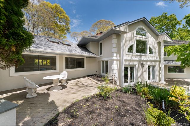 27 Bay Avenue W, Hampton Bays, NY 11946