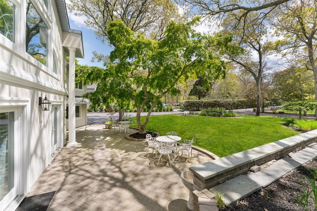 27 Bay Avenue W, Hampton Bays, NY 11946