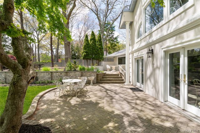27 Bay Avenue W, Hampton Bays, NY 11946
