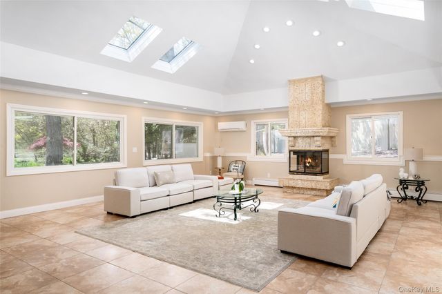 27 Bay Avenue W, Hampton Bays, NY 11946