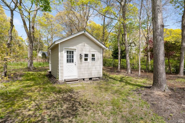 27 Bay Avenue W, Hampton Bays, NY 11946