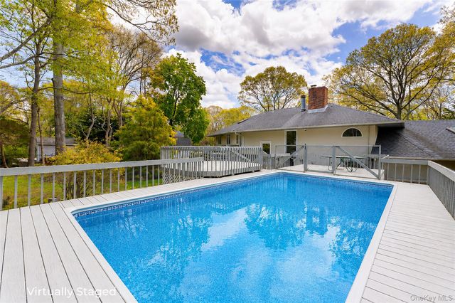 27 Bay Avenue W, Hampton Bays, NY 11946