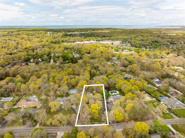 27 Bay Avenue W, Hampton Bays, NY 11946