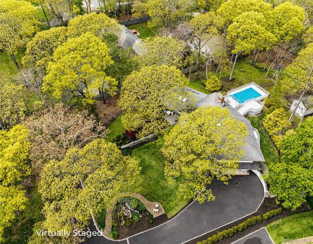 27 Bay Avenue W, Hampton Bays, NY 11946