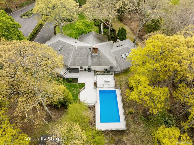 27 Bay Avenue W, Hampton Bays, NY 11946
