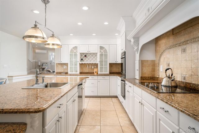 27 Bay Avenue W, Hampton Bays, NY 11946