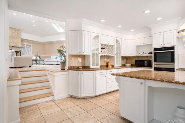 27 Bay Avenue W, Hampton Bays, NY 11946