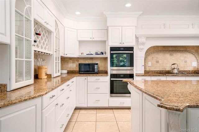 27 Bay Avenue W, Hampton Bays, NY 11946