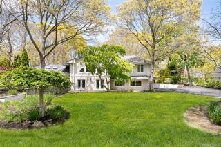 27 Bay Avenue W, Hampton Bays, NY 11946