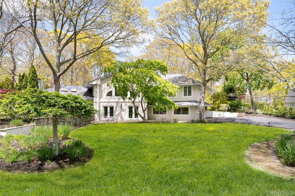 27 Bay Avenue W, Hampton Bays, NY 11946