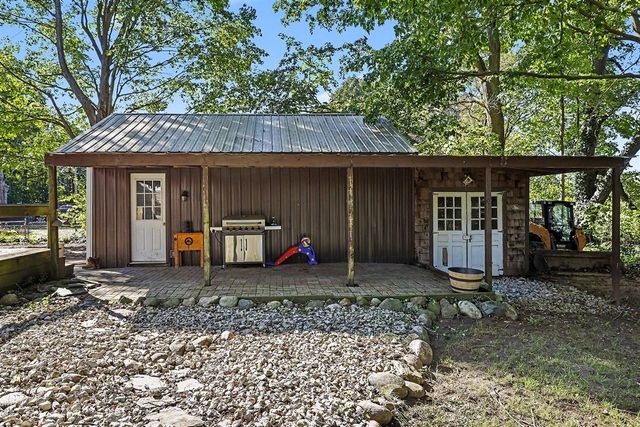 15886 Kellogg School Road, Hickory Corners, MI 49060