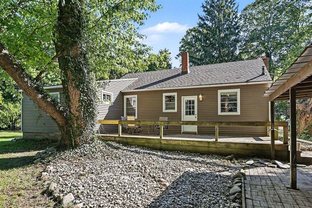 15886 Kellogg School Road, Hickory Corners, MI 49060