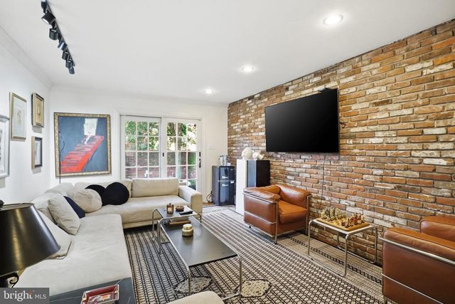 131 PINE ST, Philadelphia, PA 19106