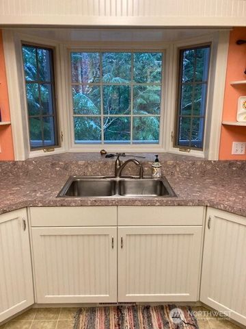 950 N Potlatch Drive, Hoodsport, WA 98548