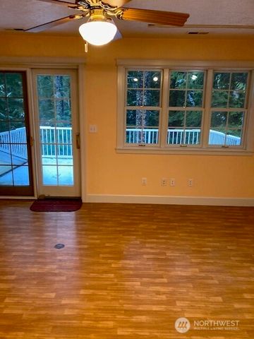 950 N Potlatch Drive, Hoodsport, WA 98548