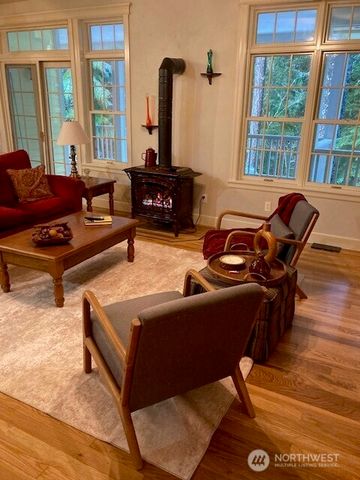 950 N Potlatch Drive, Hoodsport, WA 98548