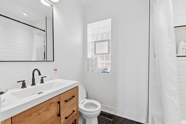 6600 S Washtenaw Avenue, Chicago, IL 60629
