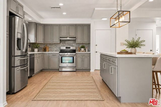 5631 Columbus Avenue, Los Angeles, CA 91411