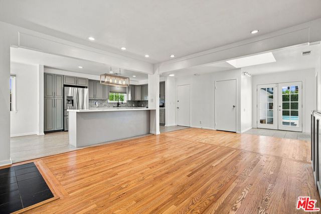5631 Columbus Avenue, Los Angeles, CA 91411