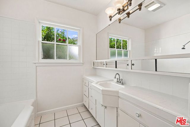 5631 Columbus Avenue, Los Angeles, CA 91411