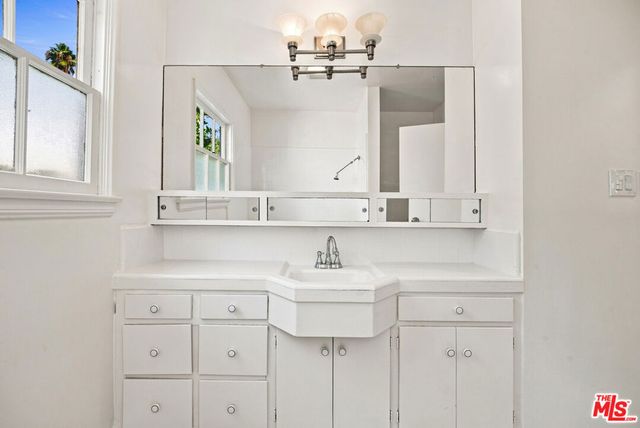5631 Columbus Avenue, Los Angeles, CA 91411