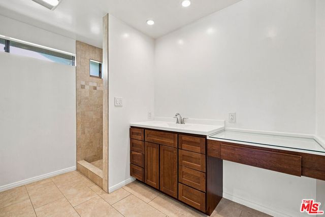 5631 Columbus Avenue, Los Angeles, CA 91411