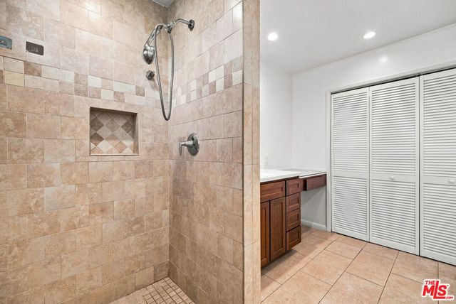 5631 Columbus Avenue, Los Angeles, CA 91411