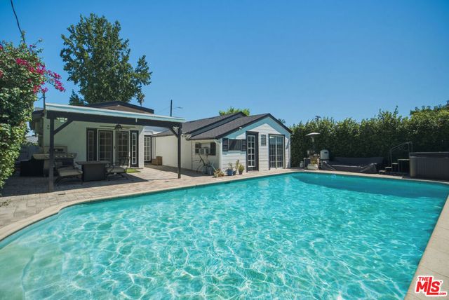 5631 Columbus Avenue, Los Angeles, CA 91411