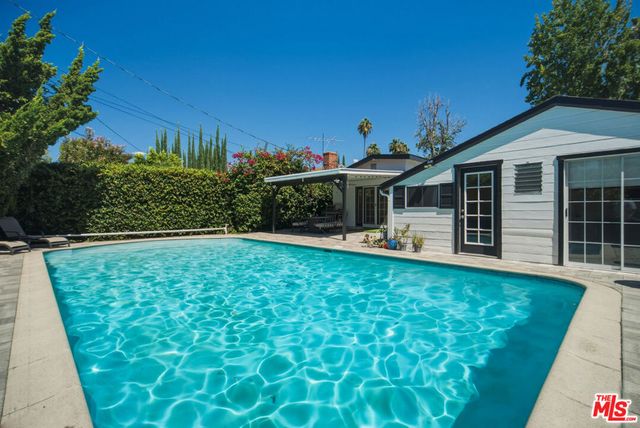 5631 Columbus Avenue, Los Angeles, CA 91411