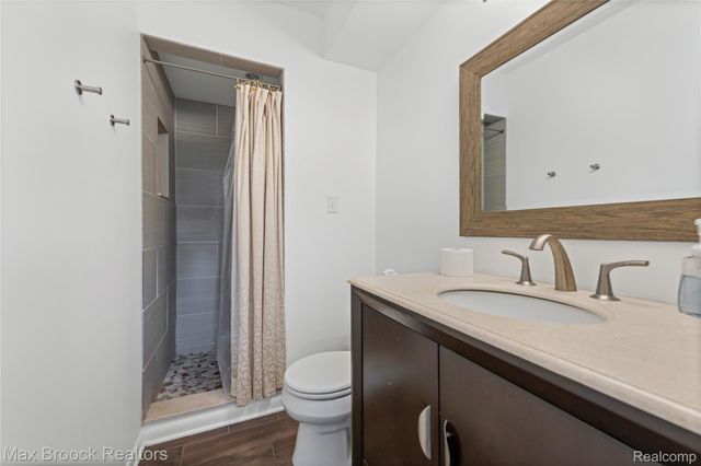 2665 Middlebelt Road, West Bloomfield Charter Township, MI 48324
