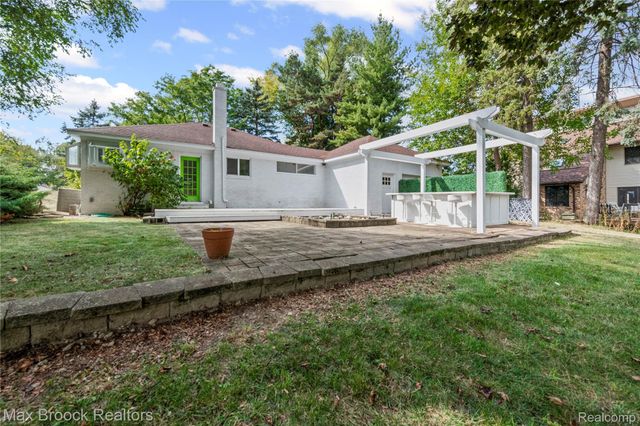 2665 Middlebelt Road, West Bloomfield Charter Township, MI 48324