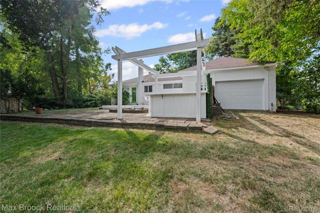 2665 Middlebelt Road, West Bloomfield Charter Township, MI 48324